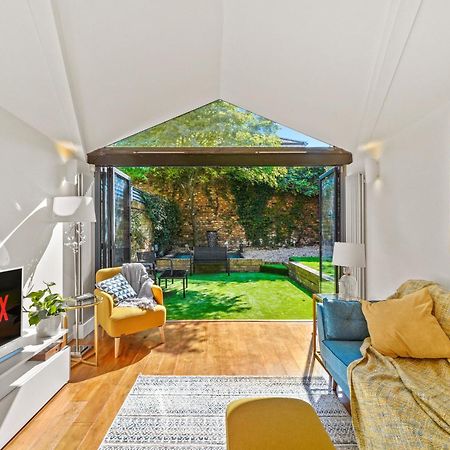 3 Bedroom Mews Home - Clapham Common - Free Private Parking - Sleeps 5 - Newly Refurbished - Sweetpea & Pillow Properties London Bagian luar foto