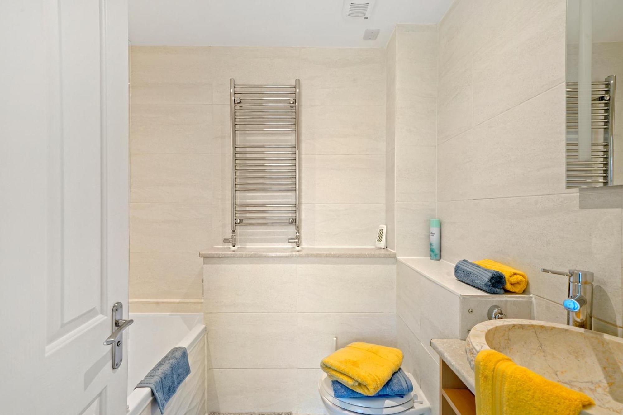 3 Bedroom Mews Home - Clapham Common - Free Private Parking - Sleeps 5 - Newly Refurbished - Sweetpea & Pillow Properties London Bagian luar foto