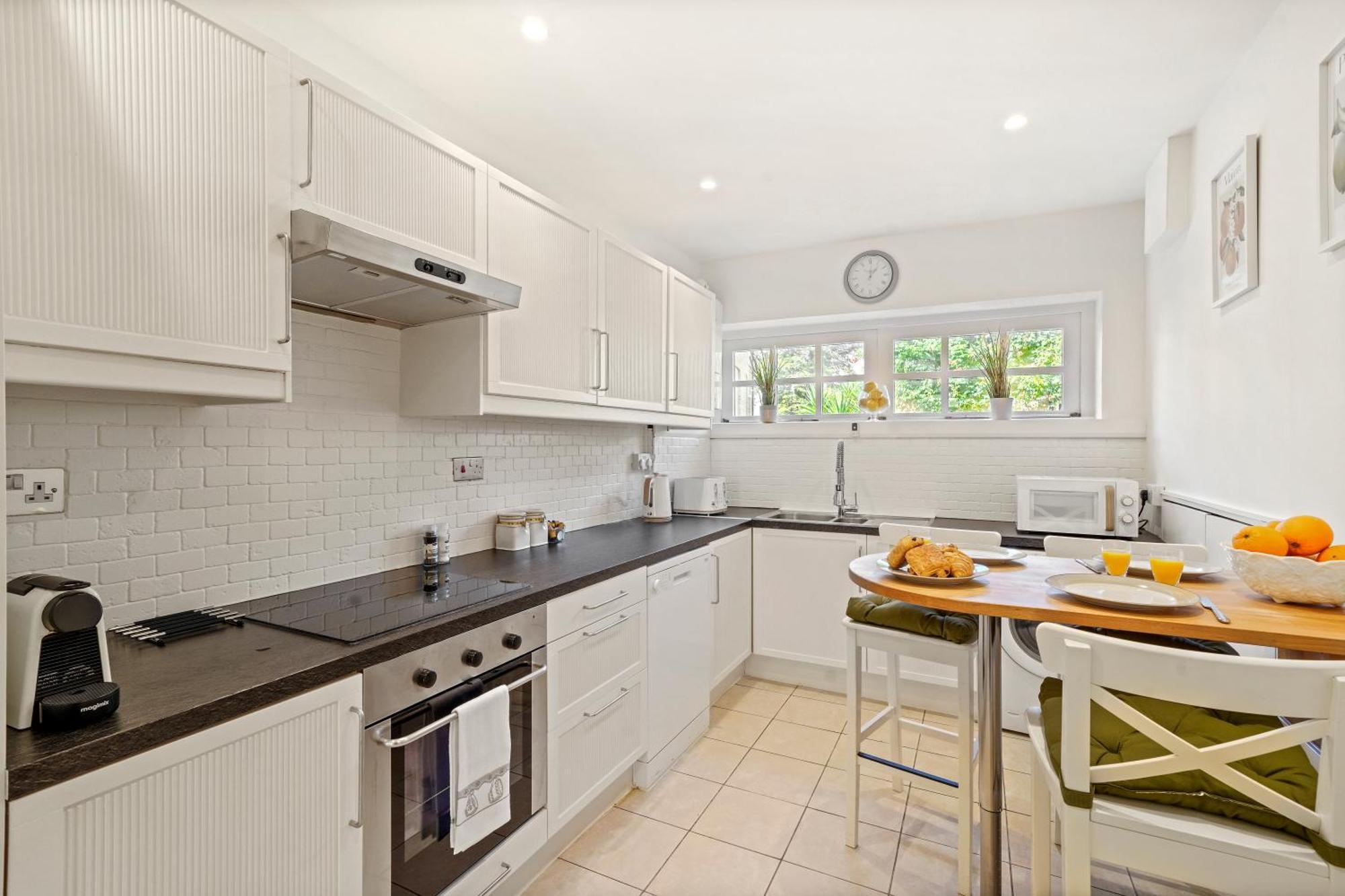 3 Bedroom Mews Home - Clapham Common - Free Private Parking - Sleeps 5 - Newly Refurbished - Sweetpea & Pillow Properties London Bagian luar foto