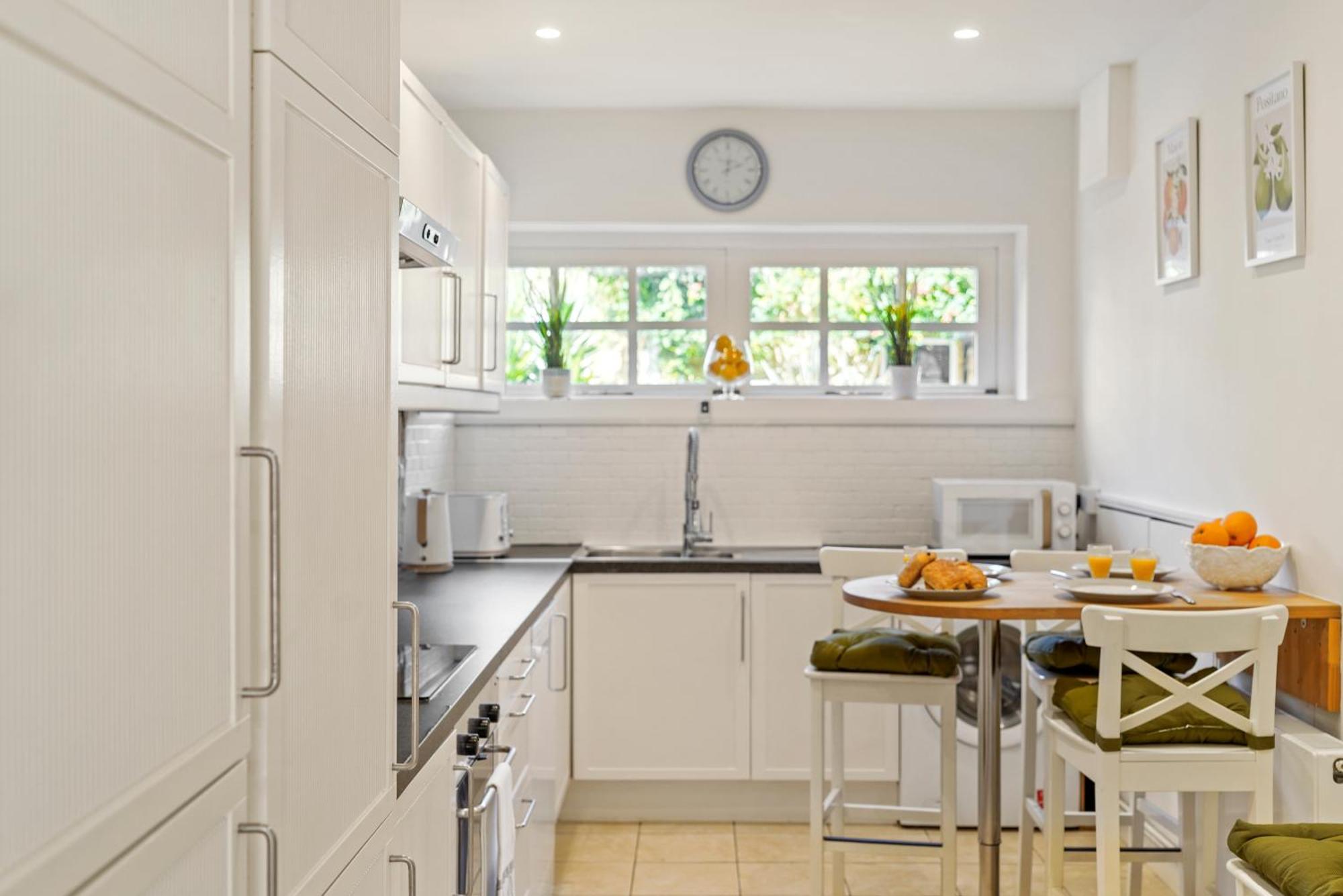 3 Bedroom Mews Home - Clapham Common - Free Private Parking - Sleeps 5 - Newly Refurbished - Sweetpea & Pillow Properties London Bagian luar foto