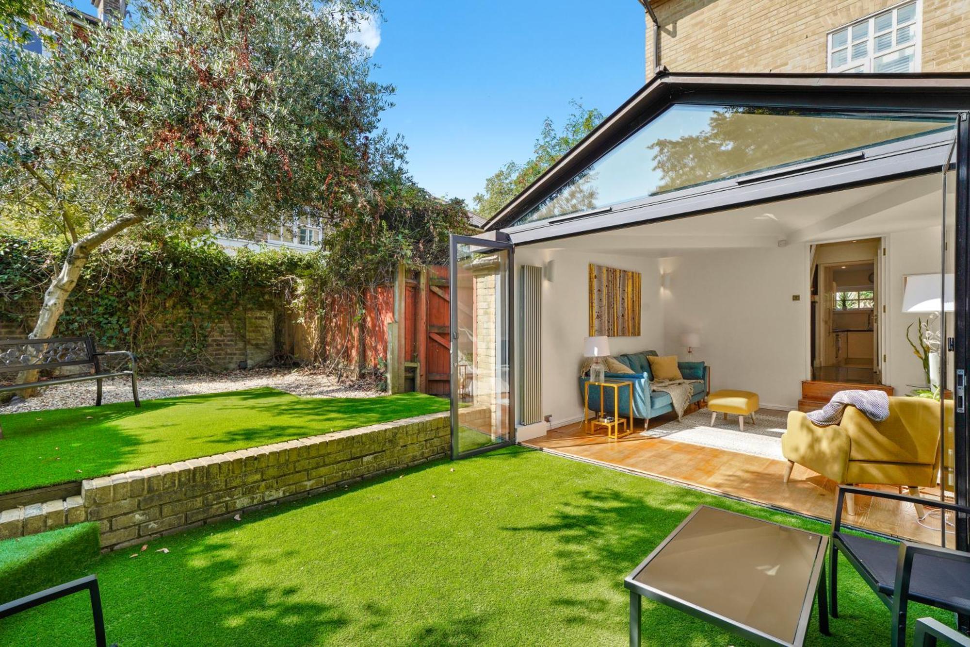 3 Bedroom Mews Home - Clapham Common - Free Private Parking - Sleeps 5 - Newly Refurbished - Sweetpea & Pillow Properties London Bagian luar foto