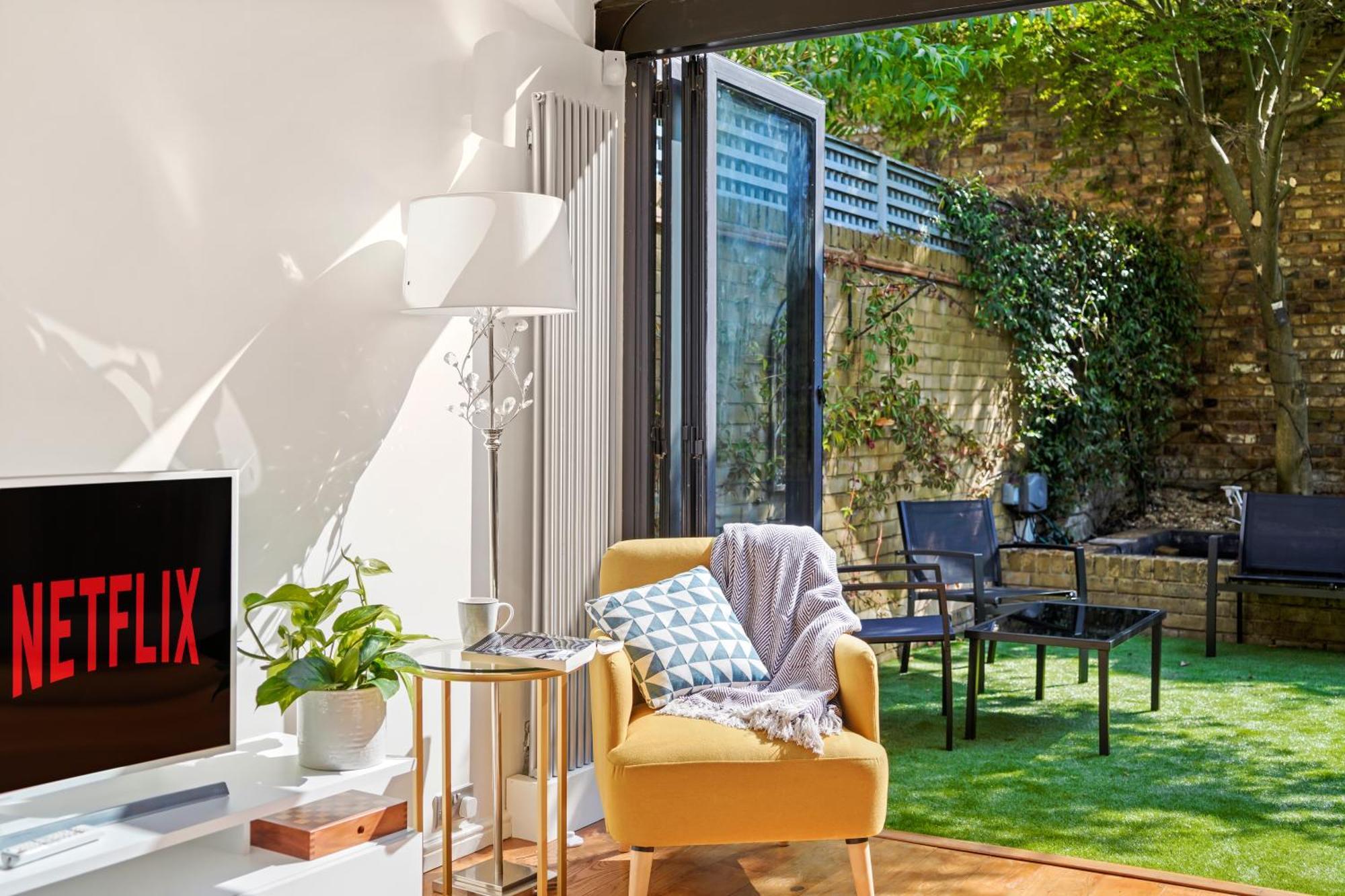 3 Bedroom Mews Home - Clapham Common - Free Private Parking - Sleeps 5 - Newly Refurbished - Sweetpea & Pillow Properties London Bagian luar foto