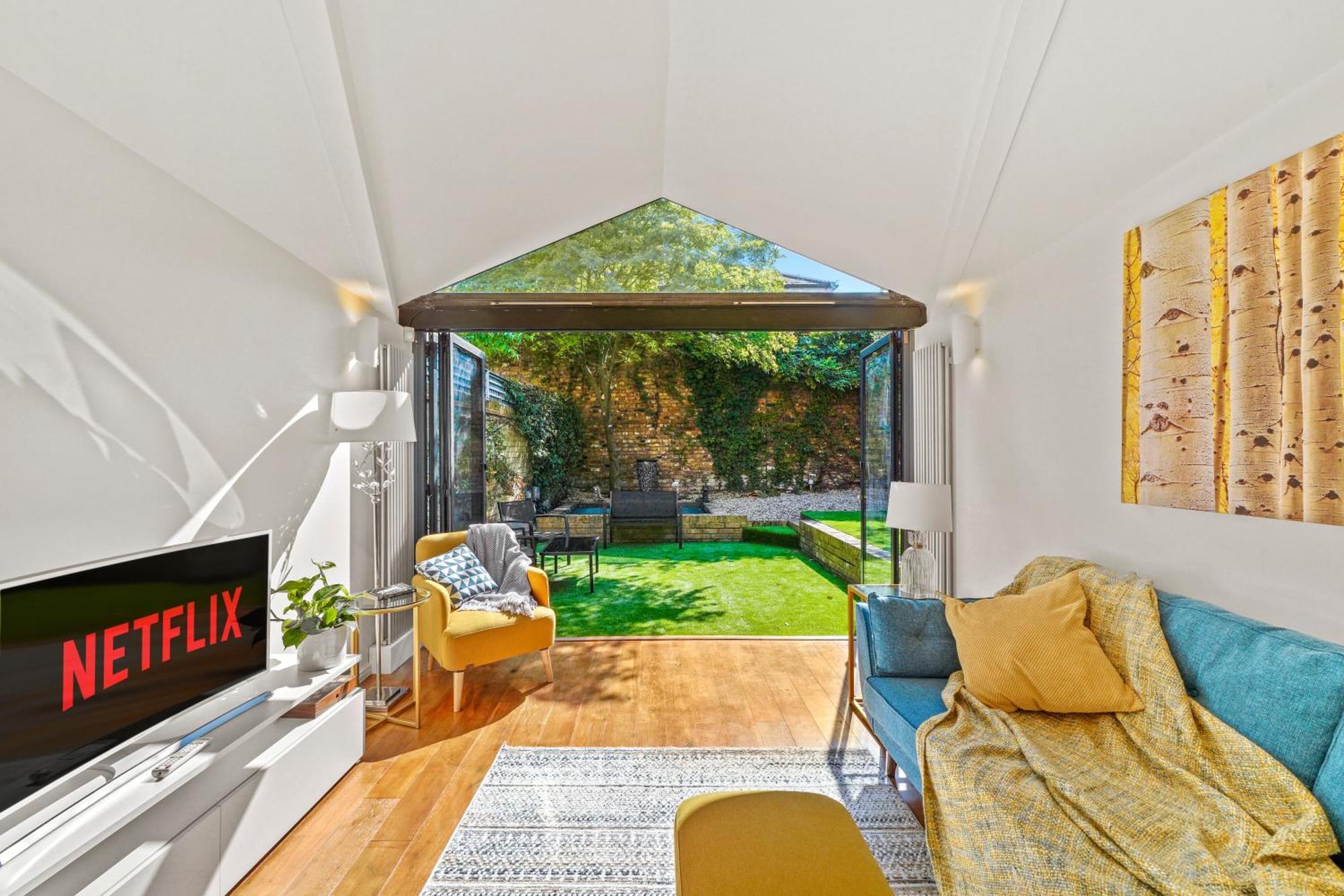 3 Bedroom Mews Home - Clapham Common - Free Private Parking - Sleeps 5 - Newly Refurbished - Sweetpea & Pillow Properties London Bagian luar foto