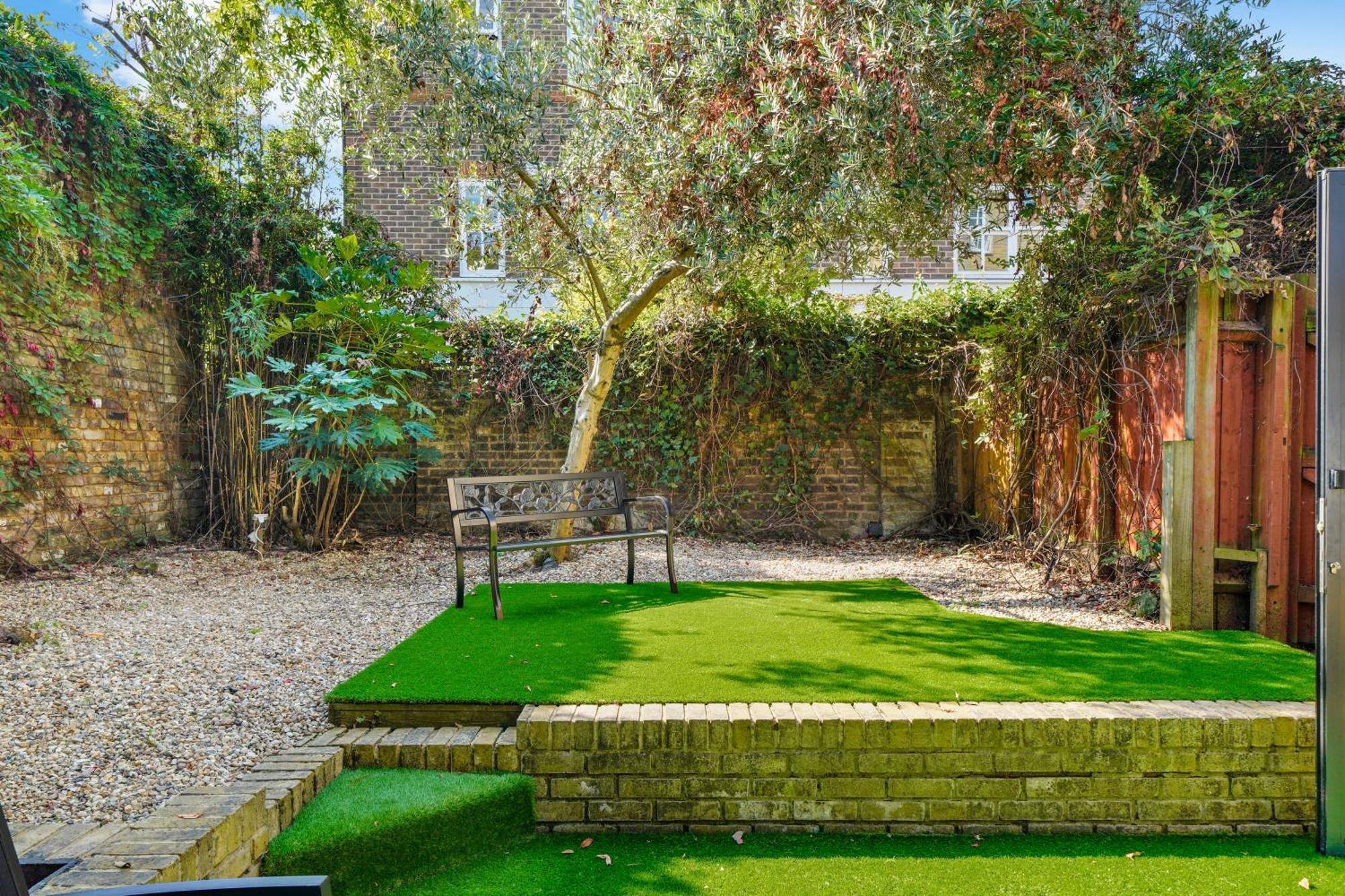 3 Bedroom Mews Home - Clapham Common - Free Private Parking - Sleeps 5 - Newly Refurbished - Sweetpea & Pillow Properties London Bagian luar foto