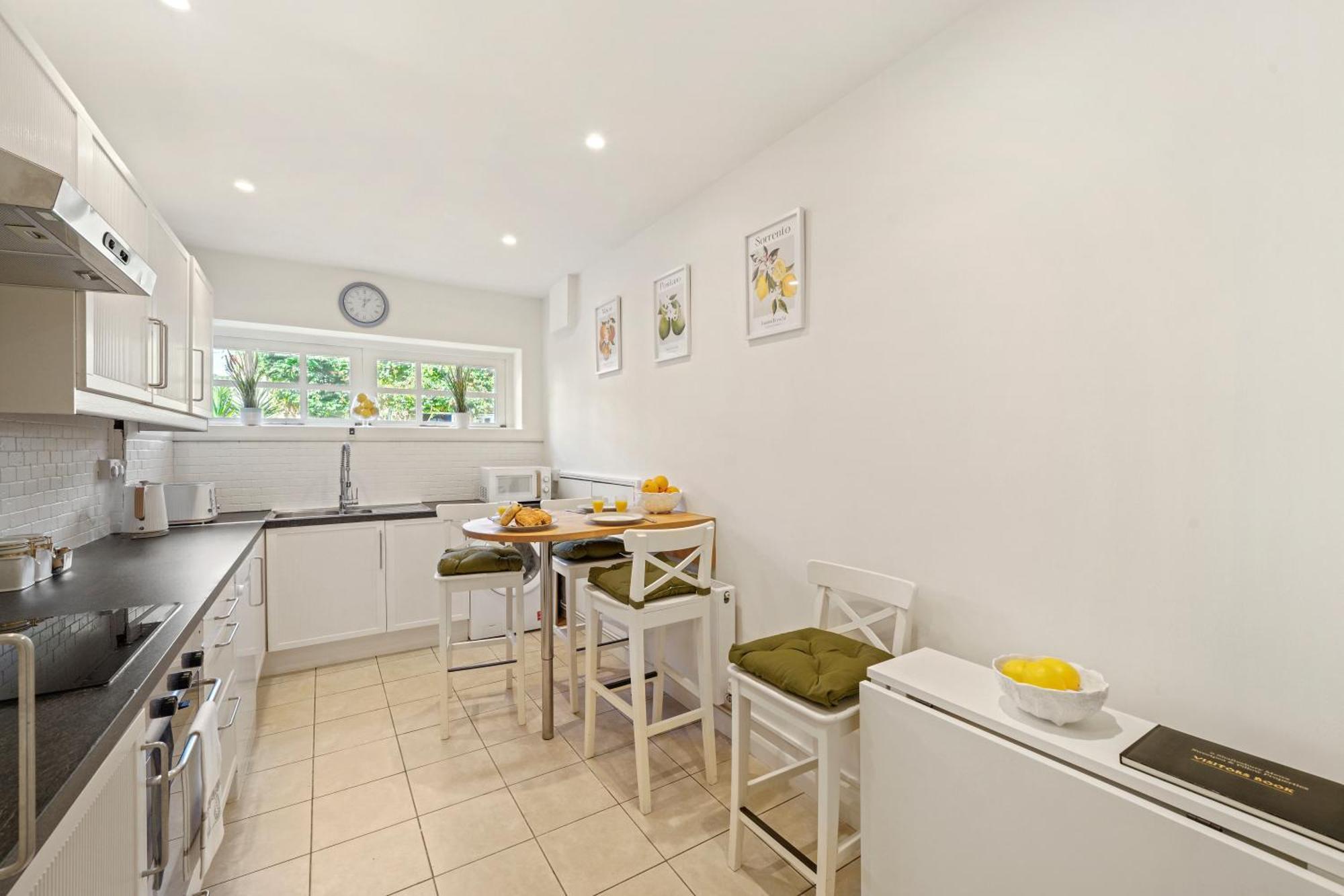 3 Bedroom Mews Home - Clapham Common - Free Private Parking - Sleeps 5 - Newly Refurbished - Sweetpea & Pillow Properties London Bagian luar foto