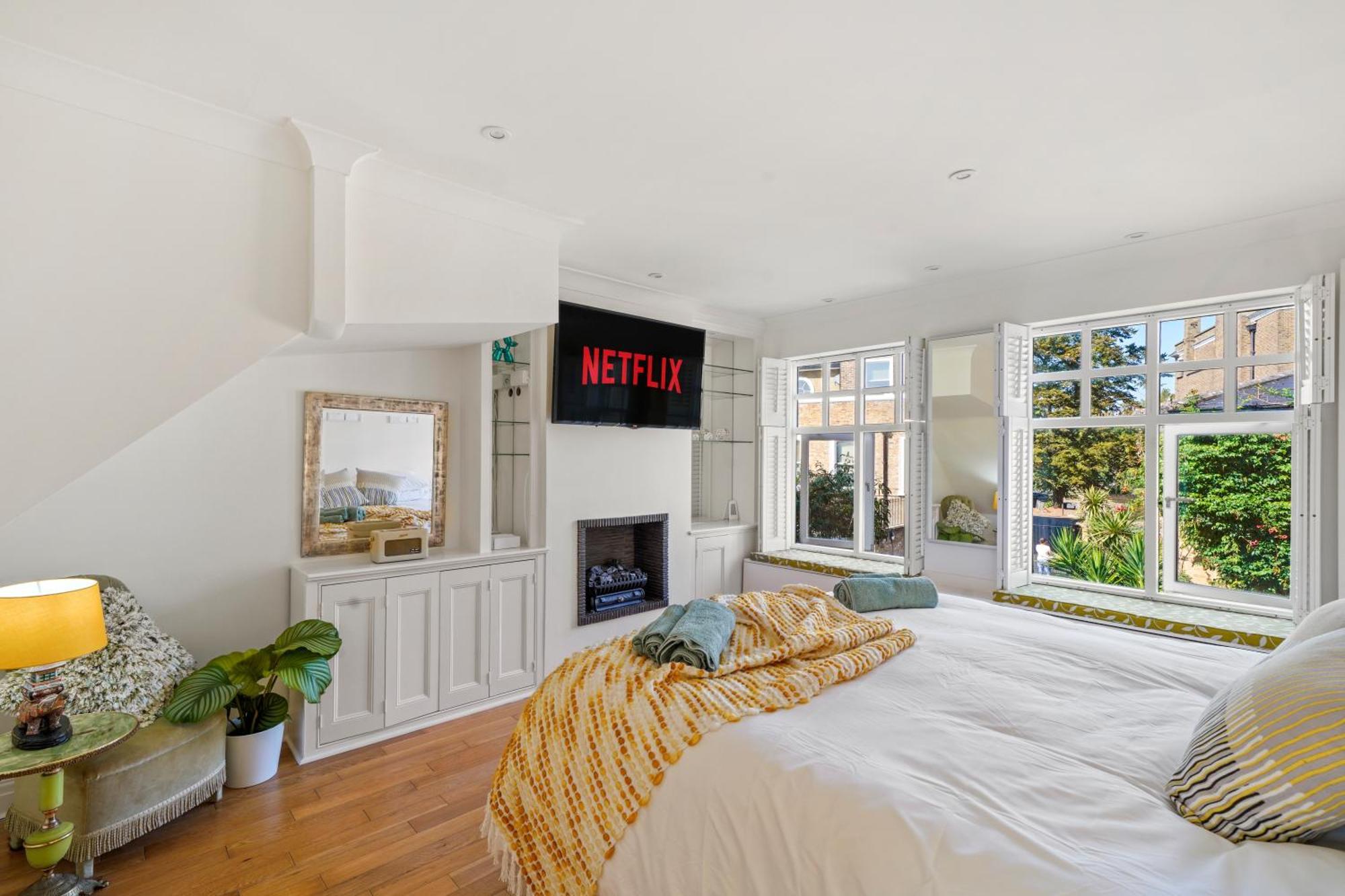 3 Bedroom Mews Home - Clapham Common - Free Private Parking - Sleeps 5 - Newly Refurbished - Sweetpea & Pillow Properties London Bagian luar foto