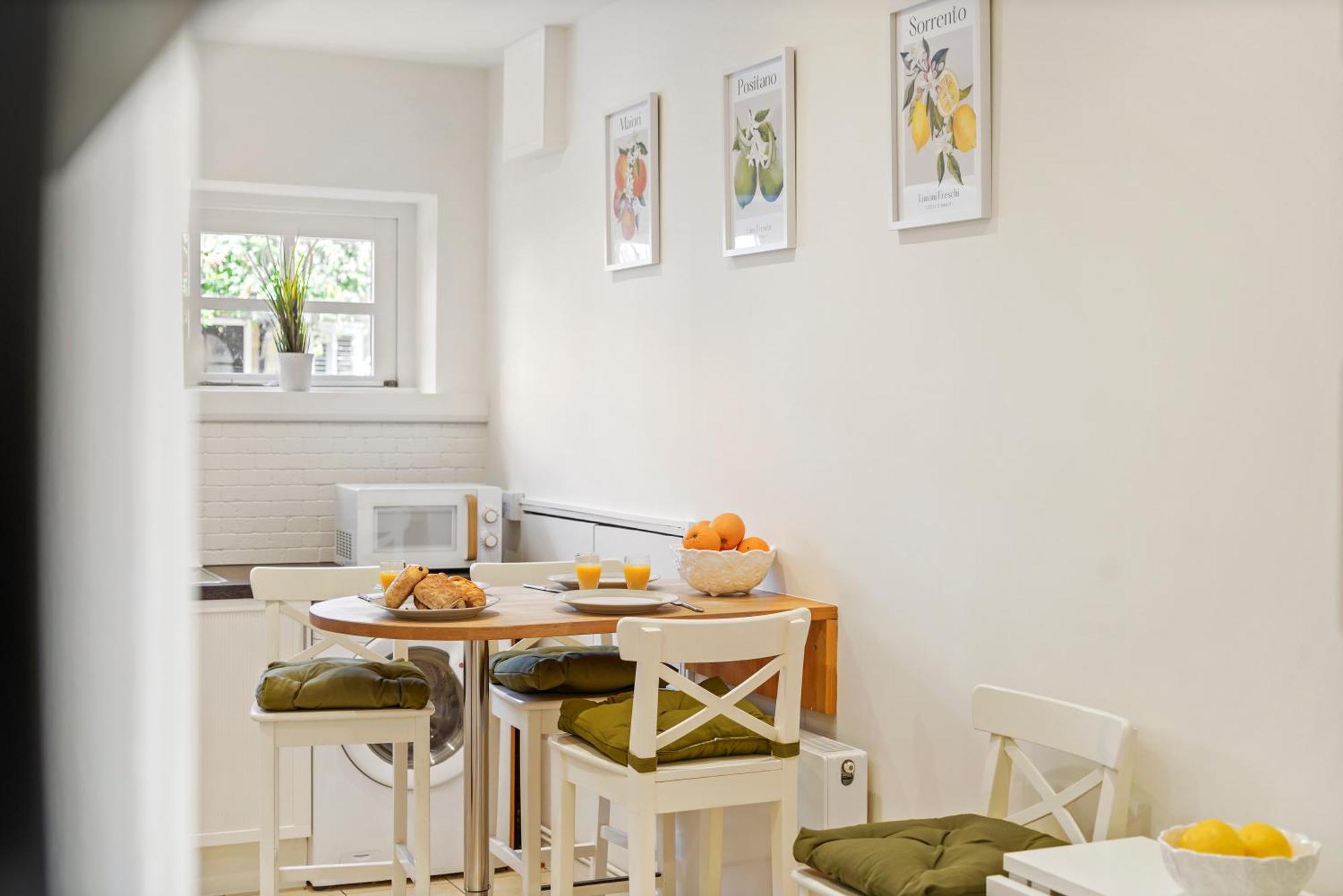 3 Bedroom Mews Home - Clapham Common - Free Private Parking - Sleeps 5 - Newly Refurbished - Sweetpea & Pillow Properties London Bagian luar foto