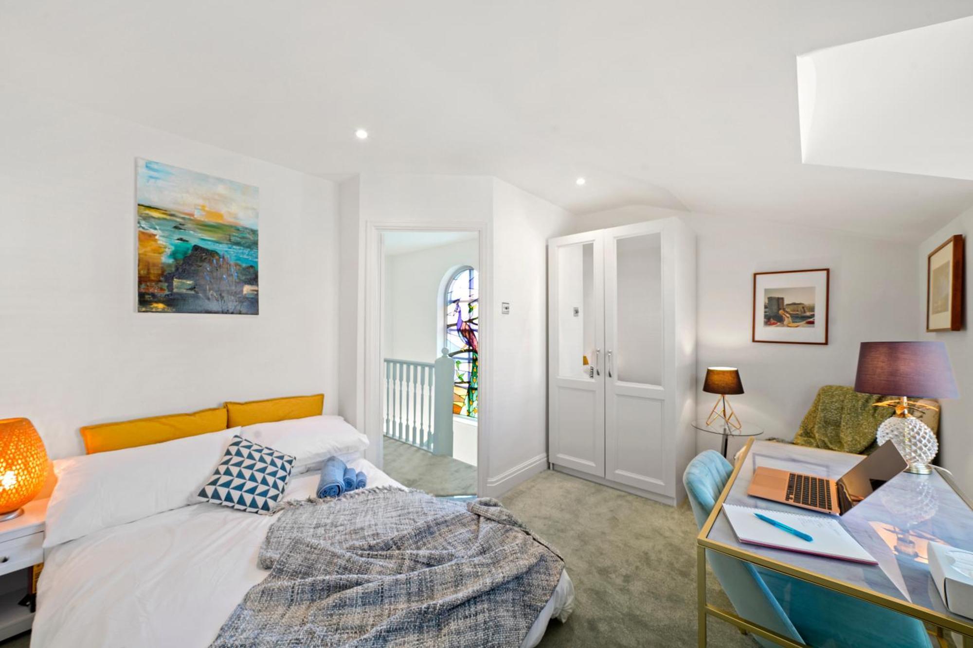 3 Bedroom Mews Home - Clapham Common - Free Private Parking - Sleeps 5 - Newly Refurbished - Sweetpea & Pillow Properties London Bagian luar foto