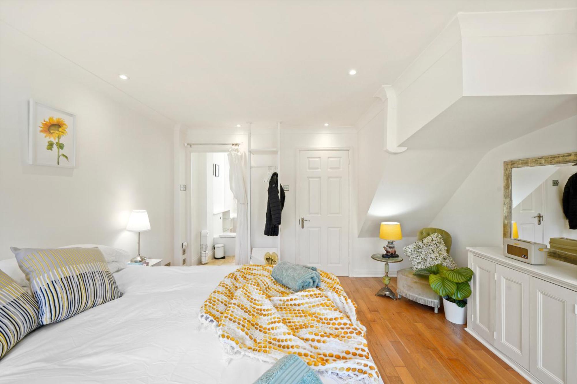 3 Bedroom Mews Home - Clapham Common - Free Private Parking - Sleeps 5 - Newly Refurbished - Sweetpea & Pillow Properties London Bagian luar foto