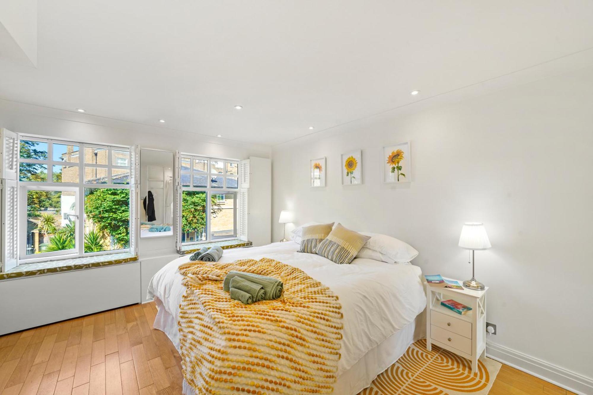 3 Bedroom Mews Home - Clapham Common - Free Private Parking - Sleeps 5 - Newly Refurbished - Sweetpea & Pillow Properties London Bagian luar foto